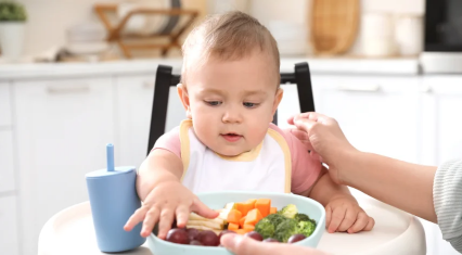 Development milestones and nutrition for babies aged 0-6 months